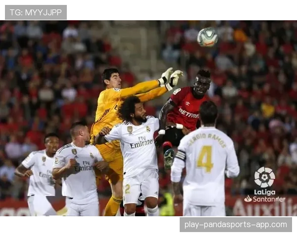 库尔图瓦如何通过出球主导压制对手反击？